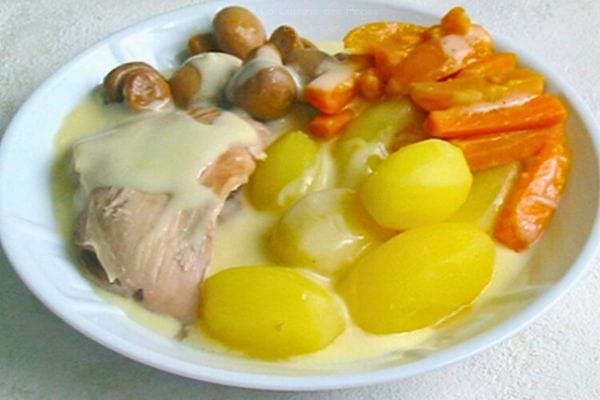 Poulet, pommes de terre et carottes en sauce blanche.