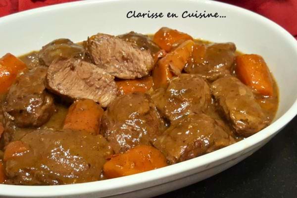 Bœuf et carottes en sauce épaisse.