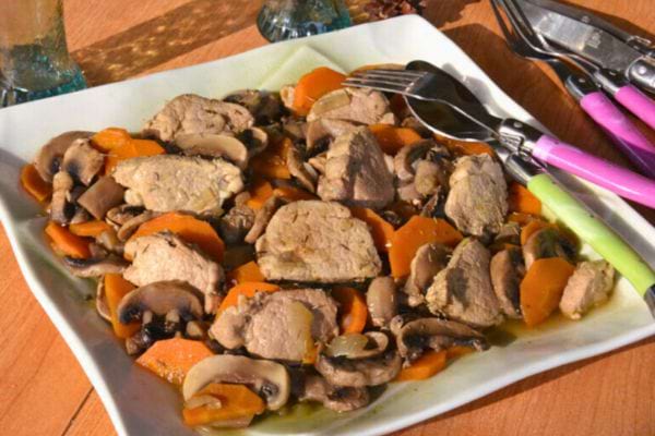 Viande de porc aux champignons et carottes.
