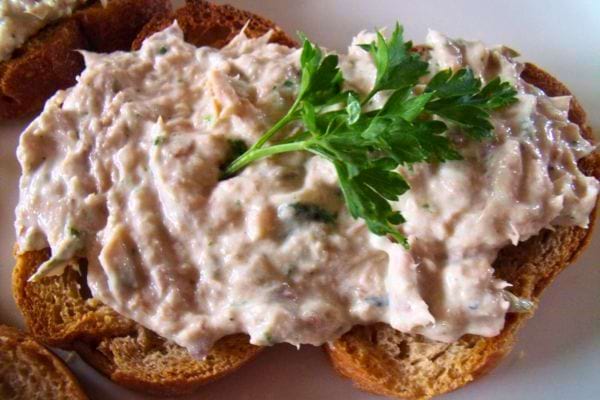 Tartine de rillette de thon et persil sur pain grillé.