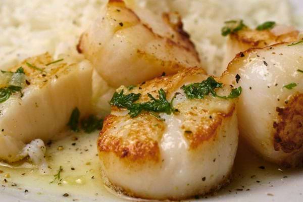 Saint-Jacques poêlées à l'ail et persil