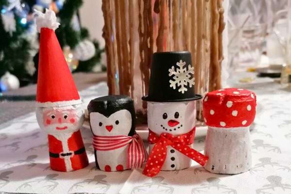Figurines de Noël en bouchon.