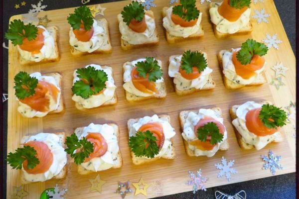 Canapés de saumon et crème fraîche sur pain grillé, garnis d'aneth.