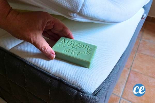 Un savon de Marseille vert sous le matelas du lit contre les crampes
