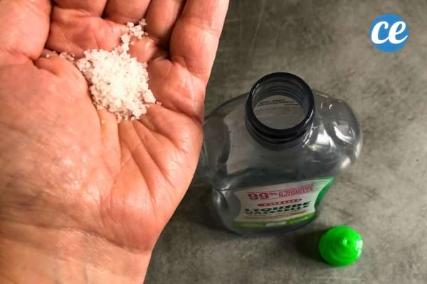Une pincée de sel dans la main à mettre dans le liquide vaiselle