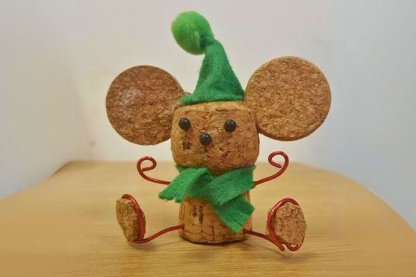 Souris sur luge en bouchons.