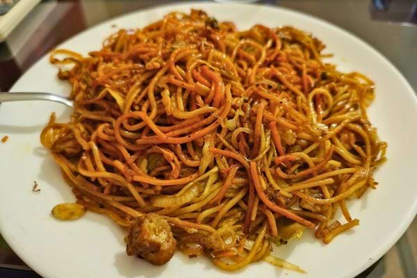 Des spaghetti épicés avec de la viande hachée.