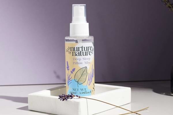 Un spray d'oreiller pour mieux dormir avec de la lavande et camomille