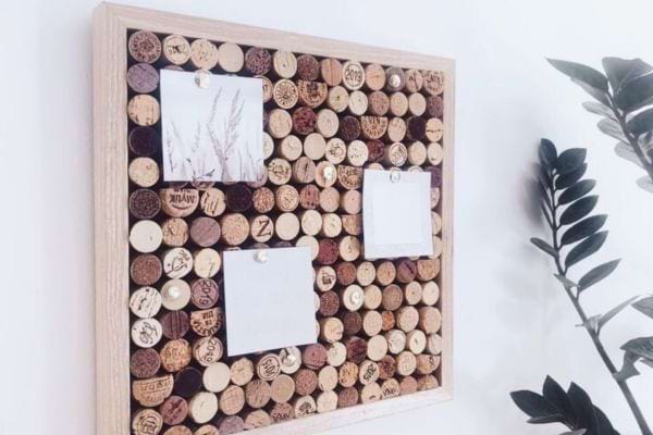 Tableau d'affichage en bouchons.