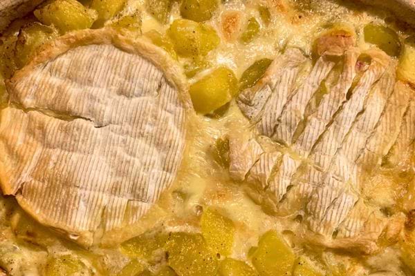 Une tartiflette au reblochon et pommes de terre.