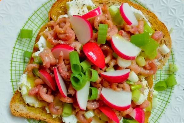 Tartine de crevettes, radis et céleri sur pain grillé.