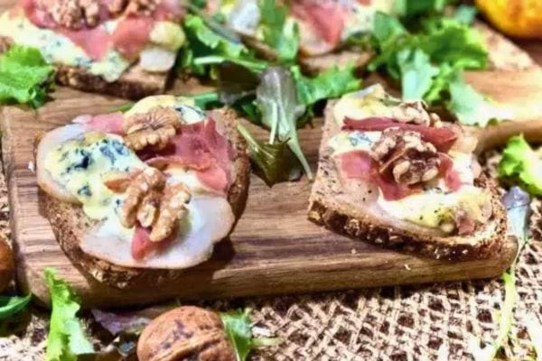 toasts à la fourme d'ambert et noix