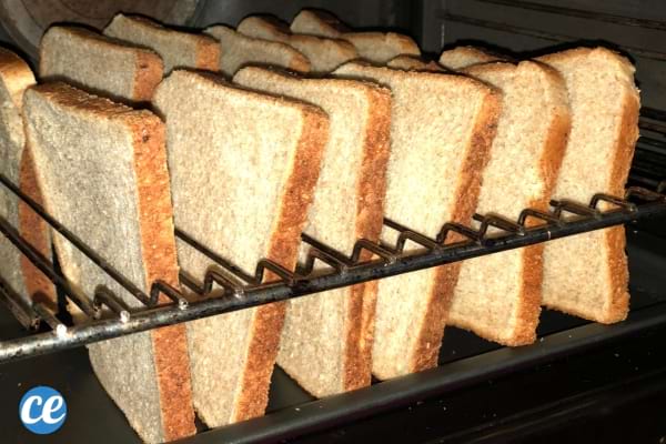 Des tranches de pain dans le four entre les grilles pour les griller