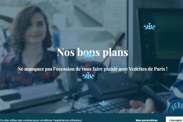 Femme souriante, bureau Vedettes de Paris.