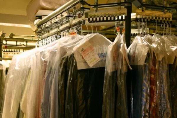 Vêtements emballés dans du plastique à la teinturerie.