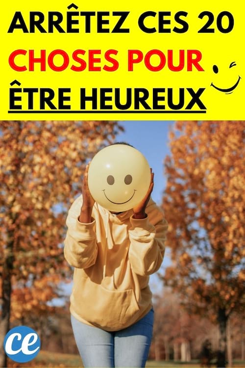 Une personne heureuse tenant un ballon jaune avec un visage souriant, symbolisant le bonheur