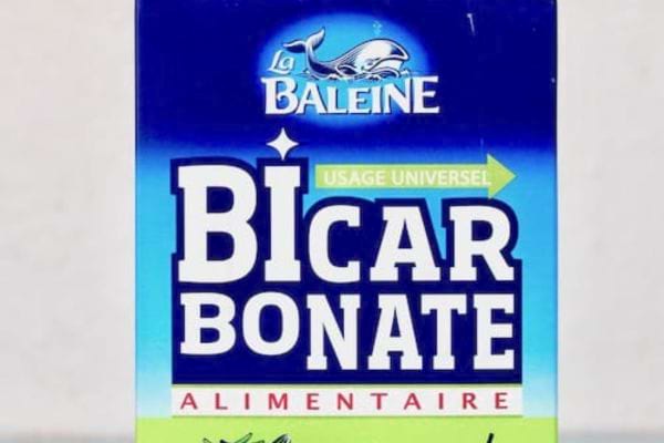 Boîte de bicarbonate de soude "La Baleine" sur fond blanc.