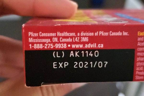 Boîte d'Advil indiquant une date d'expiration passée.