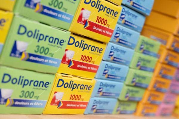Piles de boîtes de Doliprane dans divers dosages.