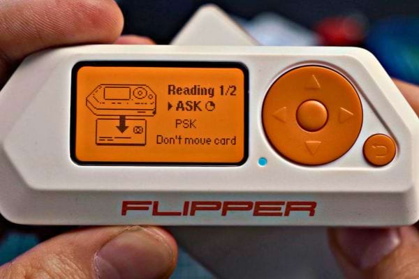Écran de Flipper Zero montrant le processus de lecture de carte avec instructions.