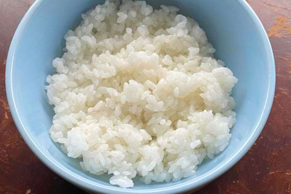 Bol de riz blanc cuit.