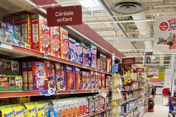 Rayon de céréales pour enfants en supermarché.