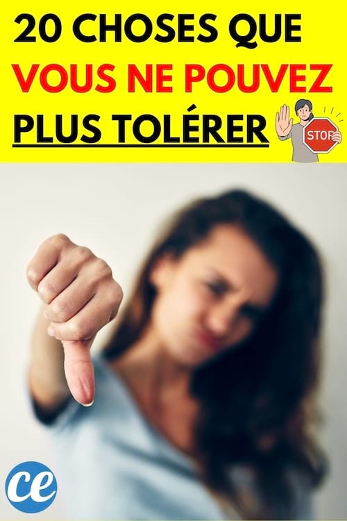 Femme qui fait un pouce vers le bas 