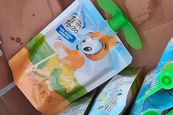 Emballage de compote de poires pour enfants.