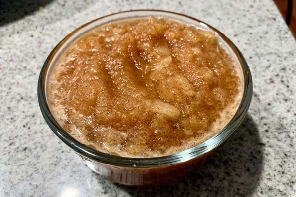 Compote de pomme avec cannelle dans un bol.