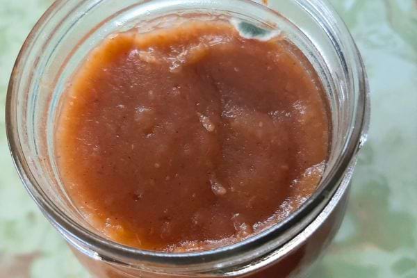 Compote de pomme dans un pot en verre.