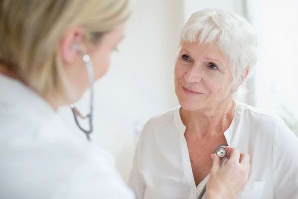 Une femme âgée lors d'une consultation médicale