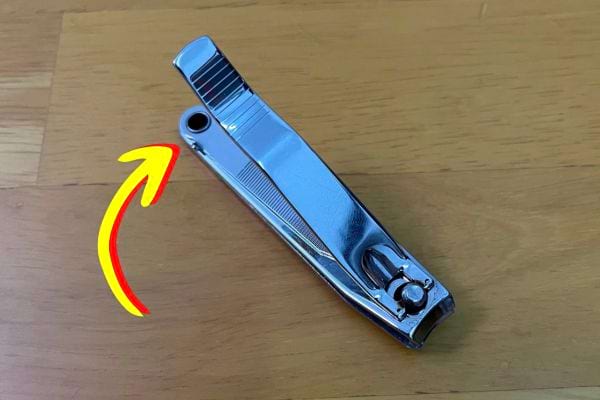 Coupe-ongles sur bois, angle montrant l'ouverture.