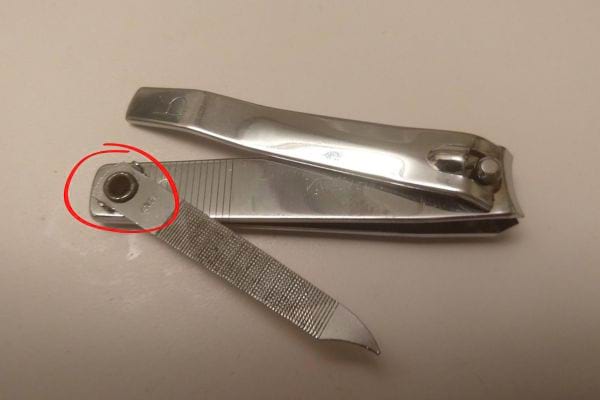 Coupe-ongles ouvert avec lame exposée.