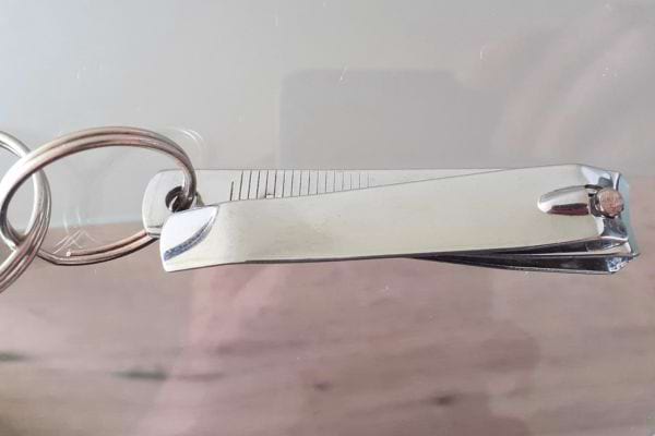 Coupe-ongles argenté avec anneau porte-clés.