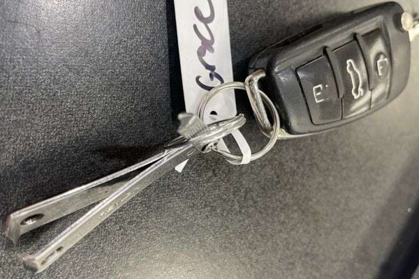 Coupe-ongles attaché à un trousseau de clés de voiture.