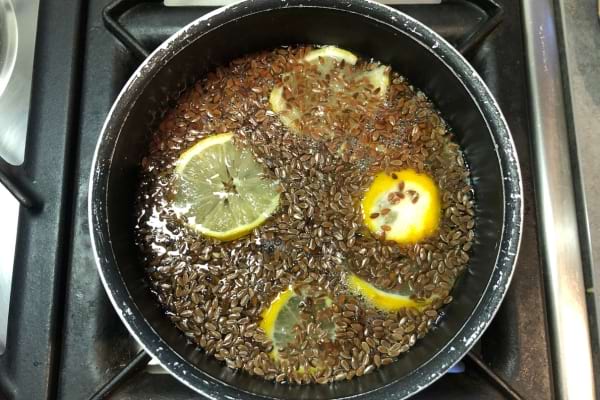 Des graines de lin qui cuisent à feu doux pour faire un sirop contre la toux.