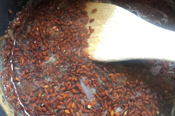 Sirop contre la toux maison qui s'épaissit pendant la cuisson.