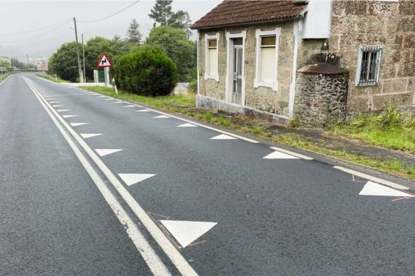 Des dents du dragon sur une route pour faire ralentir