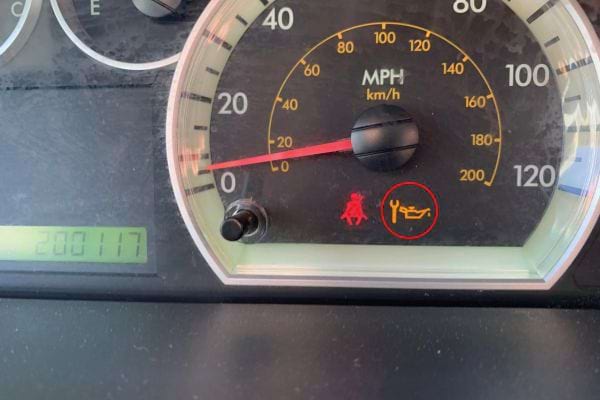 Compteur de vitesse avec voyant d'huile allumé.