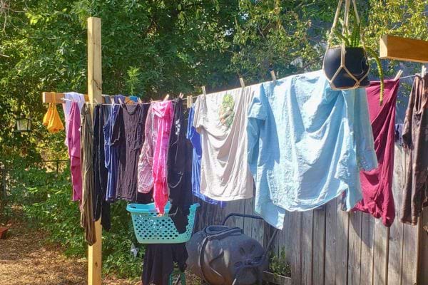 Vêtements séchant sur une corde à linge extérieure.