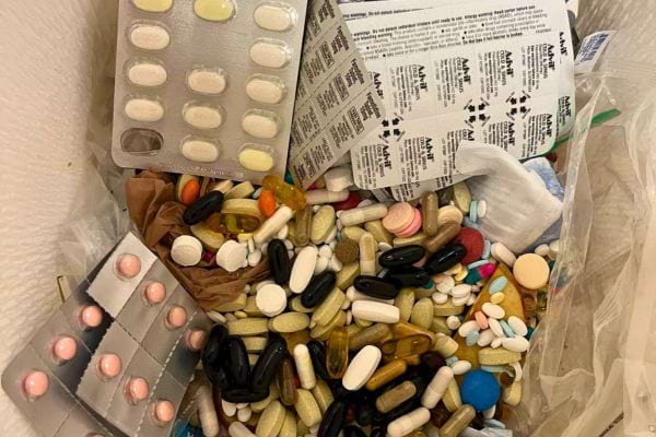 Assortiment de médicaments variés expirés dans un sac.