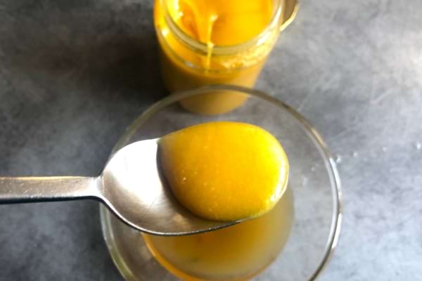 Une cuillère à soupe de miel dans un sirop contre la toux maison.