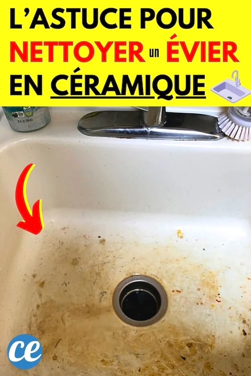 Un évier en céramique blanc sale qui a besoin d'être nettoyé