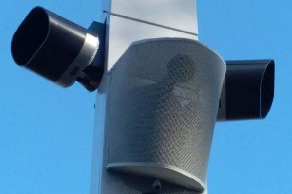 Ombre d'un homme projetée sur un radar de vitesse.