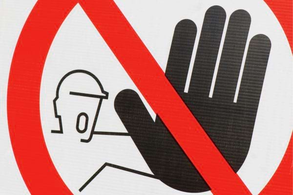 Panneau rouge interdisant les boissons avec une illustration de gobelet barré.