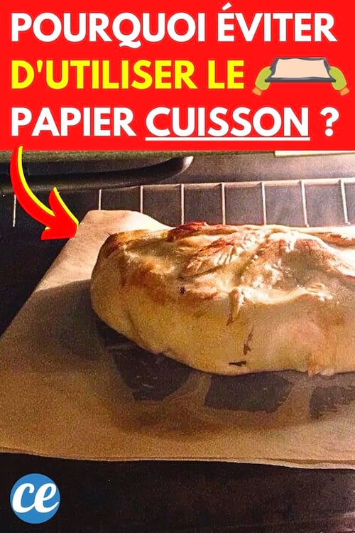 Du papier cuisson dans le four avec du pain qui cuit dessus
