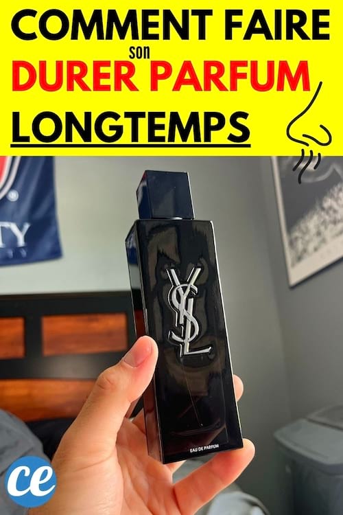 Une personne tenant un parfum Yves Saint Laurent noir