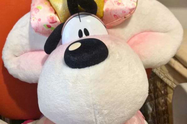 Peluche Diddl avec une couronne et un costume fleuri.