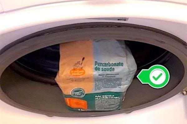 Sac de percarbonate de soude dans un tambour de machine à laver.