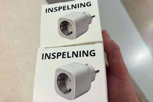 Boîte de prise IKEA blanche avec texte "INSPELNING".